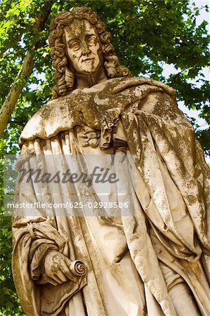 Vue d'angle faible d'une statue, Statue de Montesquieu, Place des Quinconces, Bordeaux, France