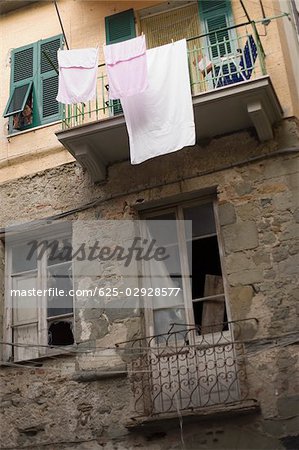 Kleider hängen zum Trocknen auf der Wäscheleine, Cinque Terre, La Spezia, Ligurien, Italien