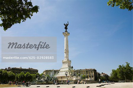 Low Angle View of ein Denkmal, Fontaine Des Quinconces, Monument Aux Girondins Bordeaux, Aquitanien, Frankreich