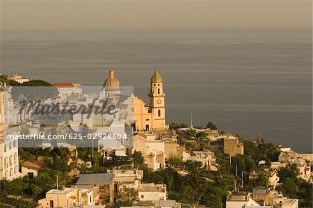 Vue d'angle élevé d'une église dans une ville, Parrocchiale di San Gennaro, Amalfi Coast, Vettica Maggiore, Salerno, Campanie, Italie