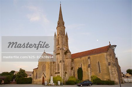 Vue d'angle faible d'une église, Bordeaux, Aquitaine, France