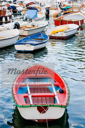 Péniches amarrées à un port, Riviera italienne, Portofino, Gênes, Ligurie, Italie