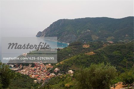 Vue grand angle d'une ville au bord de la mer, mer Ligure, Riviera italienne, Monterosso al Mare, Cinque Terre, La Spezia, Ligurie, Italie