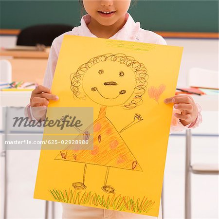 Nahaufnahme von einer Schülerin zeigt ihre Zeichnung und Lächeln