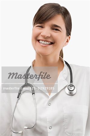 Portrait d'une femme médecin souriant