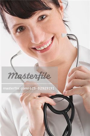 Porträt eines weiblichen Arztes halten ein Stethoskop