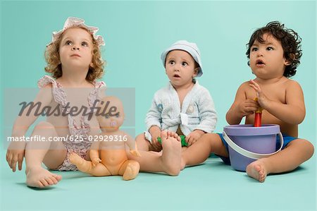Trois enfants jouant avec des jouets