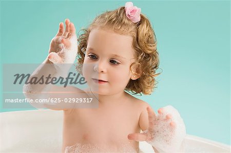 Nahaufnahme eines Mädchens in einer Badewanne Baden