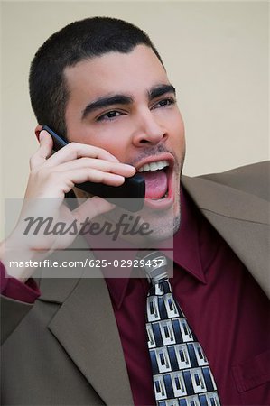 Gros plan d'un homme d'affaires parlant sur un téléphone mobile