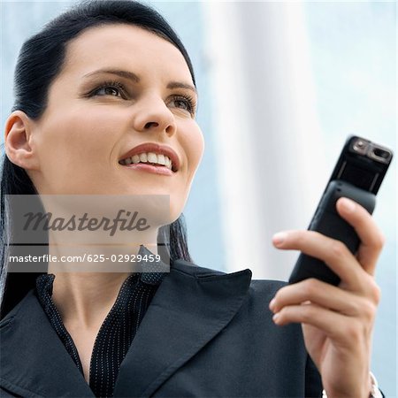 Gros plan d'une femme d'affaires à l'aide d'un téléphone mobile