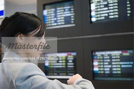 Gros plan d'une femme d'affaires vérifier le temps dans un aéroport