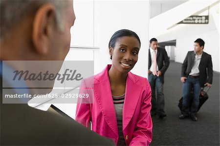 Vier Geschäftsleute auf einem Flughafen