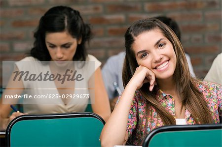 Étudiants universitaires assis dans une salle de classe