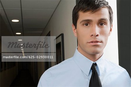 Portrait d'un homme debout dans un couloir