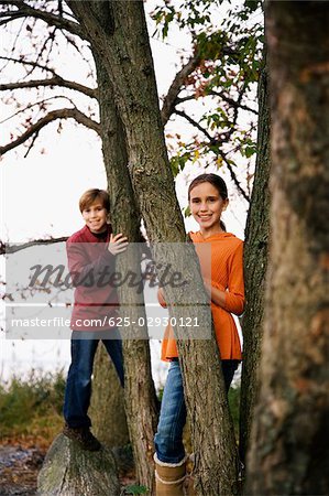 Portrait de deux enfants qui jouent dans une forêt