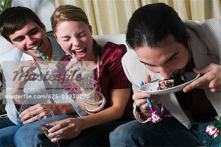 Jeune homme avec ses amis bénéficiant d'une fête d'anniversaire