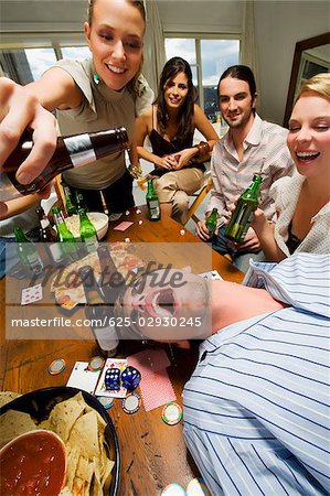 Junge Frau mit ihren Freunden genießen eine Partei
