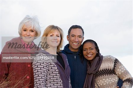 Portrait de quatre amis souriant