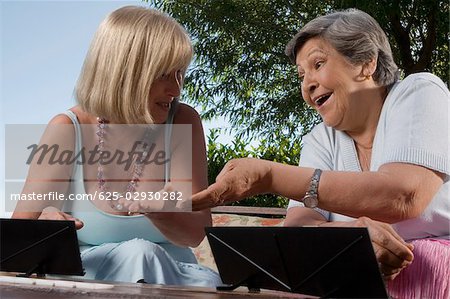 Deux femmes âgées, jouer à des jeux et souriant