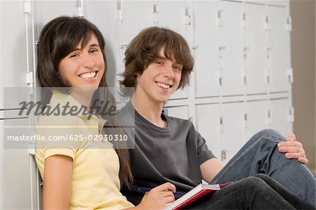 Portrait von einem Teenager und ein junges Mädchen zusammen sitzen und Lächeln