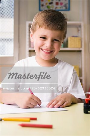 Bildnis eines Knaben auf ein Blatt Papier zeichnen und Lächeln
