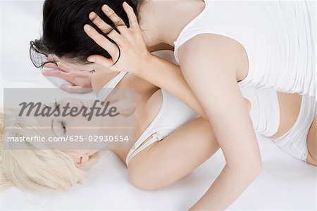 Weibliche homosexuelle Paar einander umarmen