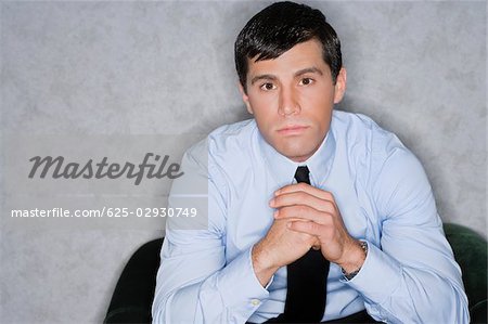 Portrait d'un homme d'affaires pensant