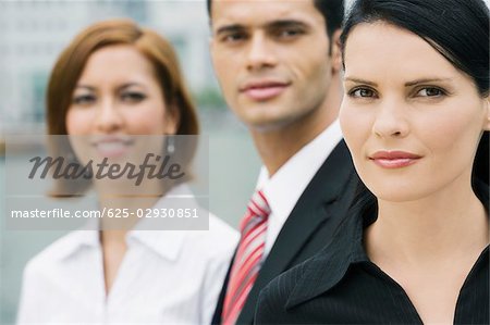 Portrait d'un homme et deux femmes d'affaires