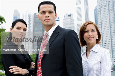 Porträt eines Kaufmanns und zwei Geschäftsfrauen