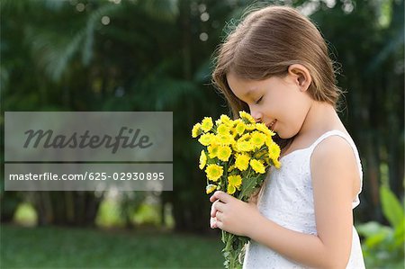 Profil De Côté Dune Jeune Fille Tenant Un Bouquet De Fleurs