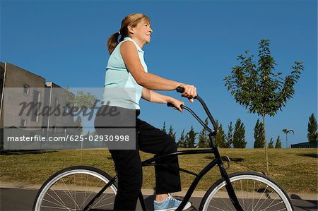 Seitenansicht einer leitenden Frau Radfahren