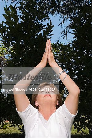 Yoga pratique femme senior