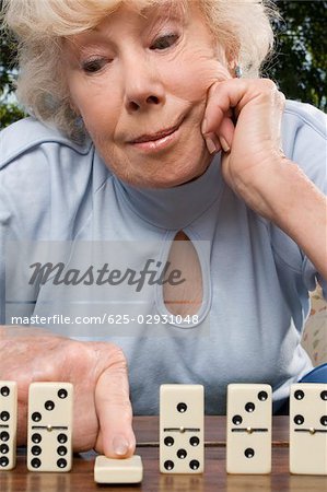 Gros plan d'une femme senior jouer aux dés