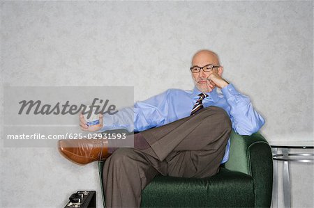Gros plan d'un homme d'affaires assis dans un fauteuil et pensée