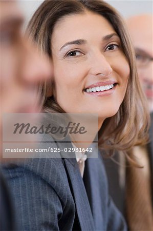 Portrait d'une femme d'affaires souriant dans une salle de Conseil
