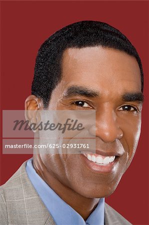 Portrait d'un homme d'affaires souriant