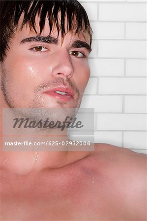 Portrait d'un bain de prise de jeune homme