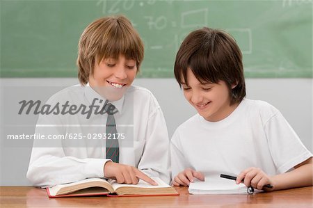 Deux écoliers étudient dans une salle de classe