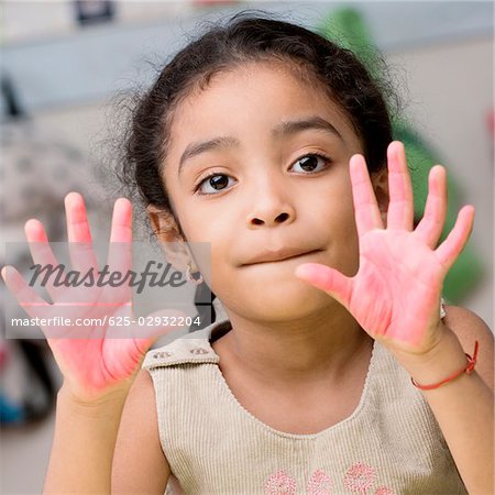 Portrait eines Mädchens zeigen Farbe bedeckt Hände