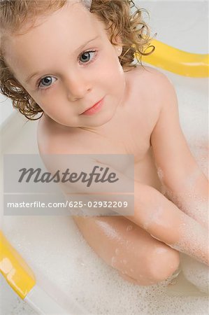 Gros plan d'une jeune fille assise dans une baignoire