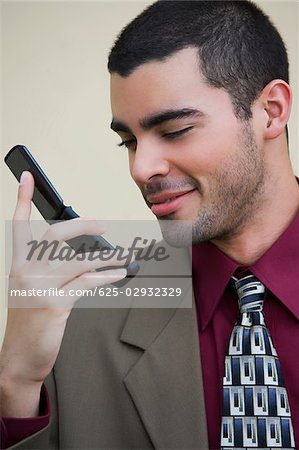 Nahaufnahme eines Kaufmanns, der Blick auf ein Mobiltelefon
