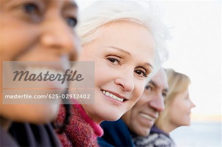 Porträt einer leitenden Frau lächelnd mit ihren Freunden