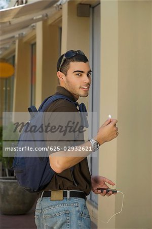 Portrait d'un jeune homme à l'écoute d'un lecteur MP3