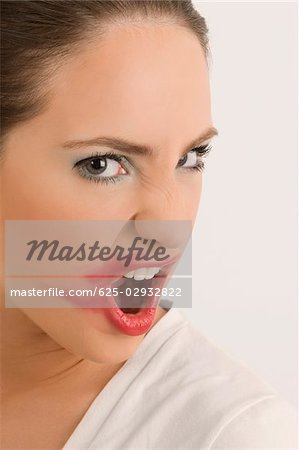 Porträt einer jungen Frau mit Lippen chaotischen