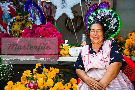 Senior Woman Verkauf von Blumen, San Juan Nuevo, Bundesstaat Michoacan, Mexiko