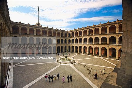 Erhöhte Ansicht von Touristen im Hof des einen Palast, der Nationalpalast, Zocalo, Mexico City, Mexiko