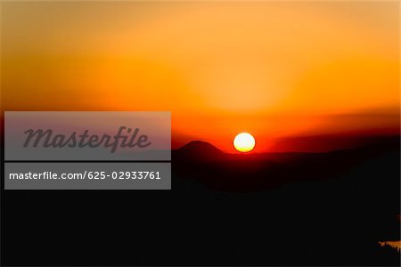 Sonnenuntergang über eine Bergkette, die Insel Janitzio, Patzcuaro See, Morelia, Michoacan Bundesstaat México