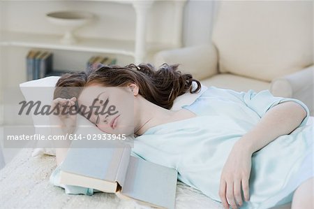 Femme endormie avec livre