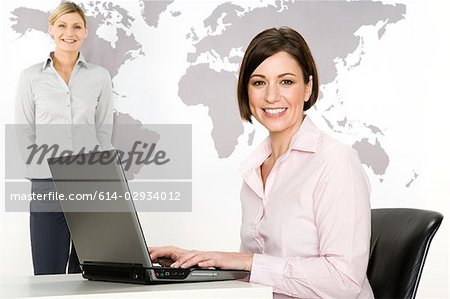 Femmes d'affaires avec ordinateur portable