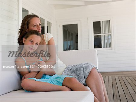 Mère et fille à la maison sur la plage